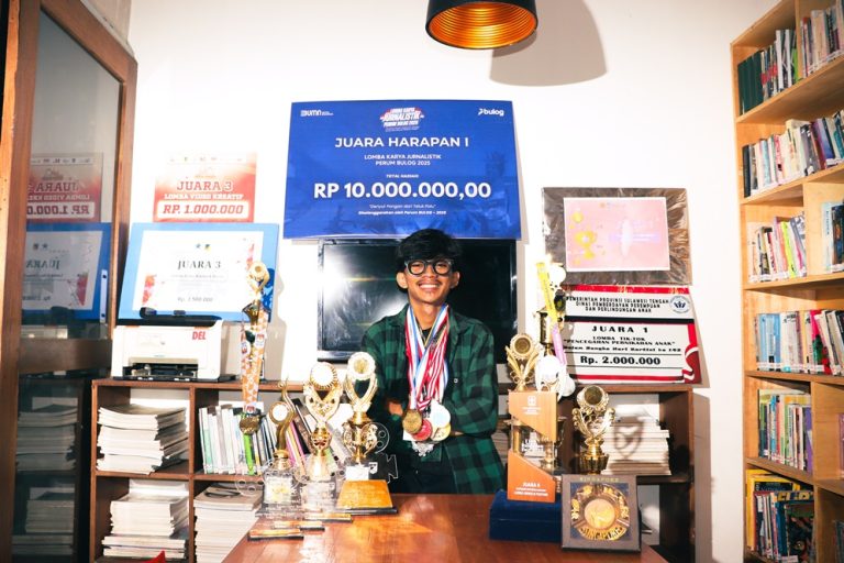 Mohammad Fathin Rizaldy Raih Mahasiswa Fisika Juara Harapan I dalam Lomba Karya Jurnalistik Perum BULOG 2025