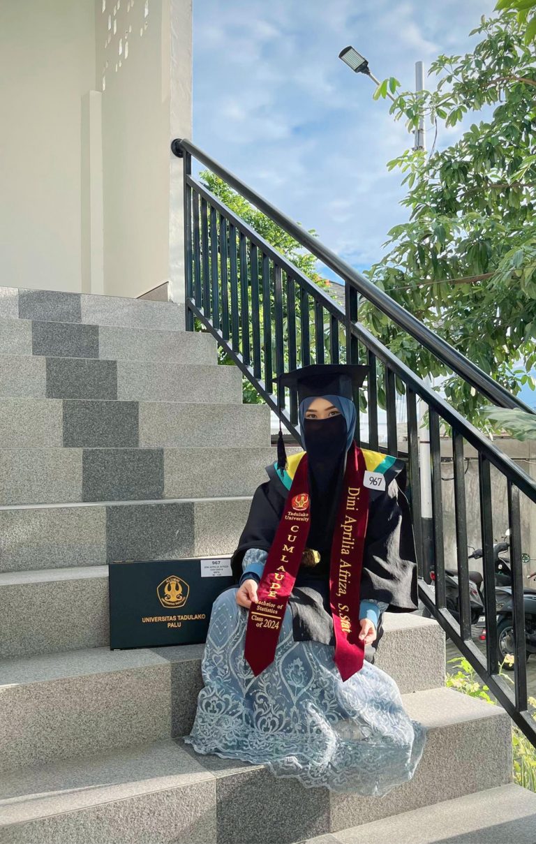 DINI APRILIA AFRIZA RAIH PREDIKAT WISUDAWAN TERBAIK FMIPA UNTAD ANGKATAN 125