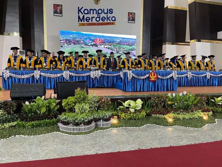 Pada Upacara Wisuda ke 126, Rektor Memperkenalkan 11 Profesor  Baru UNTAD, 3 diantaranya dari FMIPA